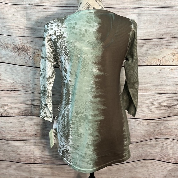 Cubism Top Relaxed V-neck Curved Hem Olive Green 3/4 Sleeves Size XS NWT - Picture 6 of 14